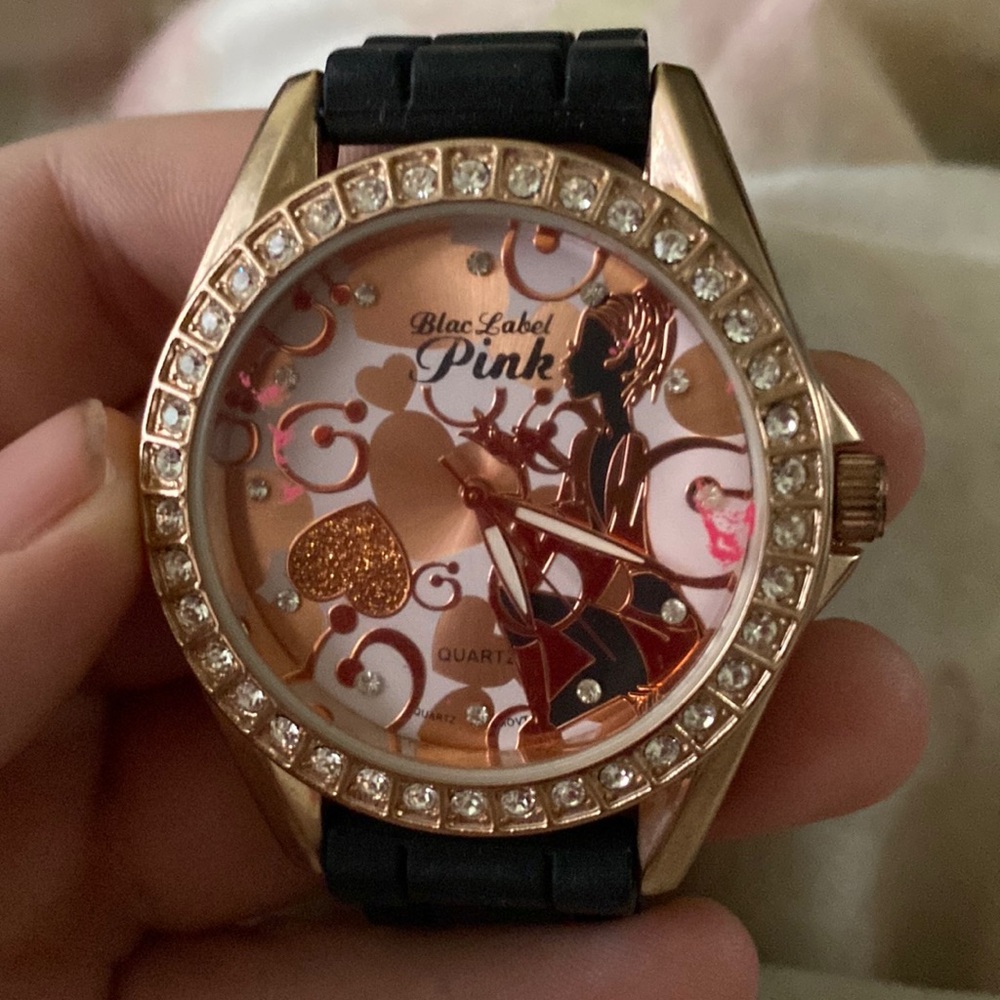 Fairly new watch. Only worn it once years ago. It just needs a new battery.